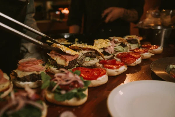 Bir sosyal etkinlik için hamburger hazırlama.