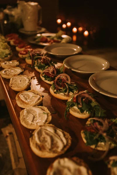 Bir sosyal etkinlik için hamburger hazırlama.