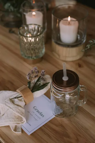 Cam bardaklı ahşap masa şerbetli bez peçete çiçekli ve 