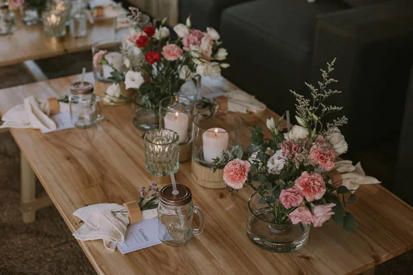 Cam bardaklı ahşap masa şerbetli bez peçete çiçekli ve 