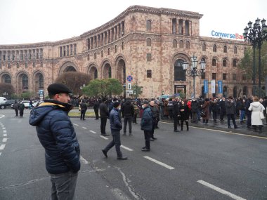 22 Aralık 2020 'de Artsakh Cumhuriyeti' nin barışçıl sakinlerine karşı Türk azerbaijani teröristlerinin saldırısının ardından Erivan 'da hükümet ve pashinan karşıtı protestolar düzenlendi.