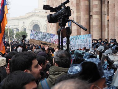 22 Aralık 2020 'de Artsakh Cumhuriyeti' nin barışçıl sakinlerine karşı Türk azerbaijani teröristlerinin saldırısının ardından Erivan 'da hükümet ve pashinan karşıtı protestolar düzenlendi.