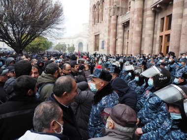 22 Aralık 2020 'de Artsakh Cumhuriyeti' nin barışçıl sakinlerine karşı Türk azerbaijani teröristlerinin saldırısının ardından Erivan 'da hükümet ve pashinan karşıtı protestolar düzenlendi.