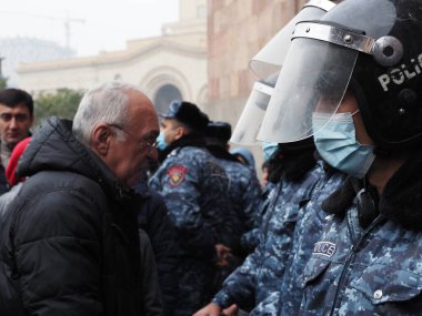 22 Aralık 2020 'de Artsakh Cumhuriyeti' nin barışçıl sakinlerine karşı Türk azerbaijani teröristlerinin saldırısının ardından Erivan 'da hükümet ve pashinan karşıtı protestolar düzenlendi.