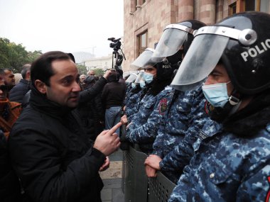 22 Aralık 2020 'de Artsakh Cumhuriyeti' nin barışçıl sakinlerine karşı Türk azerbaijani teröristlerinin saldırısının ardından Erivan 'da hükümet ve pashinan karşıtı protestolar düzenlendi.