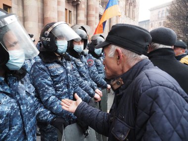 22 Aralık 2020 'de Artsakh Cumhuriyeti' nin barışçıl sakinlerine karşı Türk azerbaijani teröristlerinin saldırısının ardından Erivan 'da hükümet ve pashinan karşıtı protestolar düzenlendi.