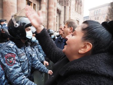 22 Aralık 2020 'de Artsakh Cumhuriyeti' nin barışçıl sakinlerine karşı Türk azerbaijani teröristlerinin saldırısının ardından Erivan 'da hükümet ve pashinan karşıtı protestolar düzenlendi.