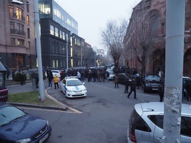 22 Aralık 2020 'de Artsakh Cumhuriyeti' nin barışçıl sakinlerine karşı Türk azerbaijani teröristlerinin saldırısının ardından Erivan 'da hükümet ve pashinan karşıtı protestolar düzenlendi.