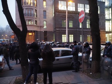 22 Aralık 2020 'de Artsakh Cumhuriyeti' nin barışçıl sakinlerine karşı Türk azerbaijani teröristlerinin saldırısının ardından Erivan 'da hükümet ve pashinan karşıtı protestolar düzenlendi.