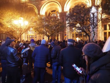 22 Aralık 2020 'de Artsakh Cumhuriyeti' nin barışçıl sakinlerine karşı Türk azerbaijani teröristlerinin saldırısının ardından Erivan 'da hükümet ve pashinan karşıtı protestolar düzenlendi.