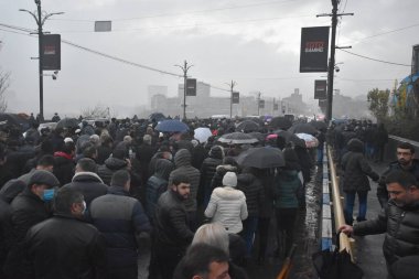 17 Aralık 2020 'de Artsakh Cumhuriyeti' nin barışçıl sakinlerine karşı Türk azerbaijani teröristlerinin saldırısının ardından Erivan 'da hükümet ve pashinan karşıtı protestolar düzenlendi.