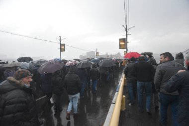 17 Aralık 2020 'de Artsakh Cumhuriyeti' nin barışçıl sakinlerine karşı Türk azerbaijani teröristlerinin saldırısının ardından Erivan 'da hükümet ve pashinan karşıtı protestolar düzenlendi.