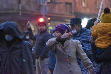 17 Aralık 2020 'de Artsakh Cumhuriyeti' nin barışçıl sakinlerine karşı Türk azerbaijani teröristlerinin saldırısının ardından Erivan 'da hükümet ve pashinan karşıtı protestolar düzenlendi.
