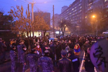17 Aralık 2020 'de Artsakh Cumhuriyeti' nin barışçıl sakinlerine karşı Türk azerbaijani teröristlerinin saldırısının ardından Erivan 'da hükümet ve pashinan karşıtı protestolar düzenlendi.
