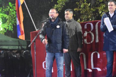 17 Aralık 2020 'de Artsakh Cumhuriyeti' nin barışçıl sakinlerine karşı Türk azerbaijani teröristlerinin saldırısının ardından Erivan 'da hükümet ve pashinan karşıtı protestolar düzenlendi.