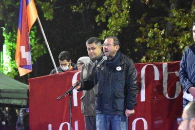 17 Aralık 2020 'de Artsakh Cumhuriyeti' nin barışçıl sakinlerine karşı Türk azerbaijani teröristlerinin saldırısının ardından Erivan 'da hükümet ve pashinan karşıtı protestolar düzenlendi.