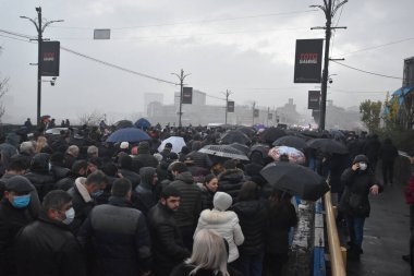 17 Aralık 2020 'de Artsakh Cumhuriyeti' nin barışçıl sakinlerine karşı Türk azerbaijani teröristlerinin saldırısının ardından Erivan 'da hükümet ve pashinan karşıtı protestolar düzenlendi.