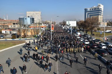 Ermenistan başbakanı Nikol Paşinyan önderliğindeki Yas Yürüyüşü, 19 Aralık 2020 'de vatanları Artsakh Cumhuriyeti' ni Azero-Türkçe terörizmden korumaya çalışırken ölenleri anmak için düzenlendi.