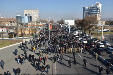 Ermenistan başbakanı Nikol Paşinyan önderliğindeki Yas Yürüyüşü, 19 Aralık 2020 'de vatanları Artsakh Cumhuriyeti' ni Azero-Türkçe terörizmden korumaya çalışırken ölenleri anmak için düzenlendi.