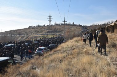 Ermenistan başbakanı Nikol Paşinyan önderliğindeki Yas Yürüyüşü, 19 Aralık 2020 'de vatanları Artsakh Cumhuriyeti' ni Azero-Türkçe terörizmden korumaya çalışırken ölenleri anmak için düzenlendi.