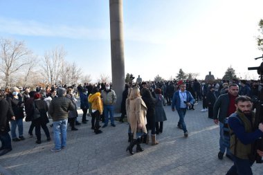 Ermenistan başbakanı Nikol Paşinyan önderliğindeki Yas Yürüyüşü, 19 Aralık 2020 'de vatanları Artsakh Cumhuriyeti' ni Azero-Türkçe terörizmden korumaya çalışırken ölenleri anmak için düzenlendi.