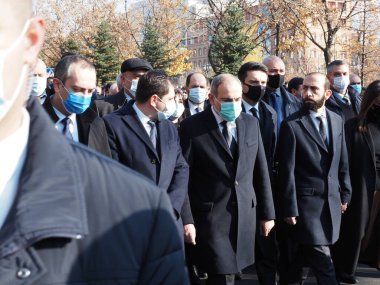 Ermenistan başbakanı Nikol Paşinyan önderliğindeki Yas Yürüyüşü, 19 Aralık 2020 'de vatanları Artsakh Cumhuriyeti' ni Azero-Türkçe terörizmden korumaya çalışırken ölenleri anmak için düzenlendi.