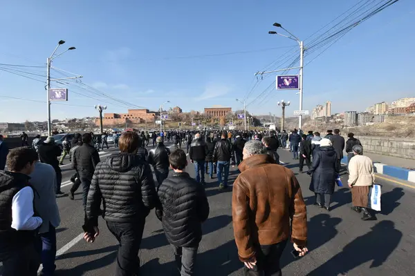 Ermenistan başbakanı Nikol Paşinyan önderliğindeki Yas Yürüyüşü, 19 Aralık 2020 'de vatanları Artsakh Cumhuriyeti' ni Azero-Türkçe terörizmden korumaya çalışırken ölenleri anmak için düzenlendi.