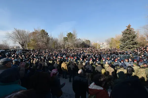Ermenistan başbakanı Nikol Paşinyan önderliğindeki Yas Yürüyüşü, 19 Aralık 2020 'de vatanları Artsakh Cumhuriyeti' ni Azero-Türkçe terörizmden korumaya çalışırken ölenleri anmak için düzenlendi.