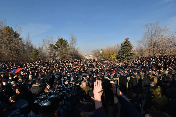 Ermenistan başbakanı Nikol Paşinyan önderliğindeki Yas Yürüyüşü, 19 Aralık 2020 'de vatanları Artsakh Cumhuriyeti' ni Azero-Türkçe terörizmden korumaya çalışırken ölenleri anmak için düzenlendi.