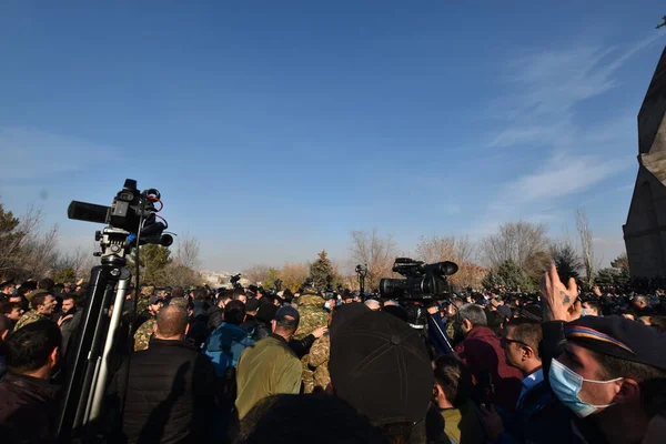 Ermenistan başbakanı Nikol Paşinyan önderliğindeki Yas Yürüyüşü, 19 Aralık 2020 'de vatanları Artsakh Cumhuriyeti' ni Azero-Türkçe terörizmden korumaya çalışırken ölenleri anmak için düzenlendi.