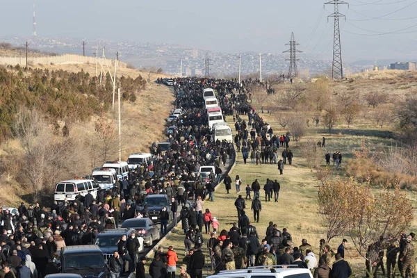 Ermenistan başbakanı Nikol Paşinyan önderliğindeki Yas Yürüyüşü, 19 Aralık 2020 'de vatanları Artsakh Cumhuriyeti' ni Azero-Türkçe terörizmden korumaya çalışırken ölenleri anmak için düzenlendi.