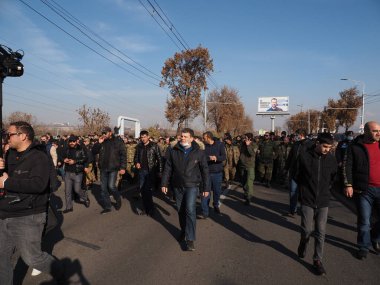 Ermenistan başbakanı Nikol Paşinyan önderliğindeki Yas Yürüyüşü, 19 Aralık 2020 'de vatanları Artsakh Cumhuriyeti' ni Azero-Türkçe terörizmden korumaya çalışırken ölenleri anmak için düzenlendi.