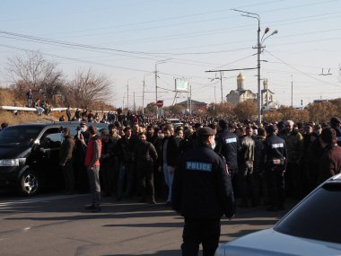 Ermenistan başbakanı Nikol Paşinyan önderliğindeki Yas Yürüyüşü, 19 Aralık 2020 'de vatanları Artsakh Cumhuriyeti' ni Azero-Türkçe terörizmden korumaya çalışırken ölenleri anmak için düzenlendi.