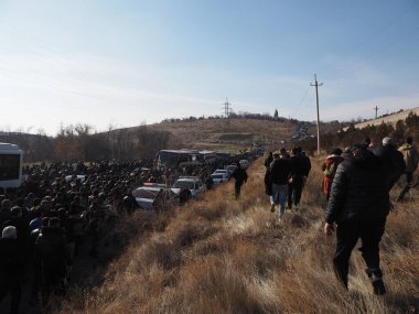 Ermenistan başbakanı Nikol Paşinyan önderliğindeki Yas Yürüyüşü, 19 Aralık 2020 'de vatanları Artsakh Cumhuriyeti' ni Azero-Türkçe terörizmden korumaya çalışırken ölenleri anmak için düzenlendi.