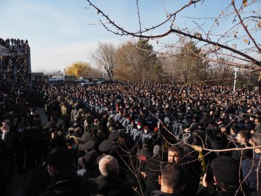 Ermenistan başbakanı Nikol Paşinyan önderliğindeki Yas Yürüyüşü, 19 Aralık 2020 'de vatanları Artsakh Cumhuriyeti' ni Azero-Türkçe terörizmden korumaya çalışırken ölenleri anmak için düzenlendi.