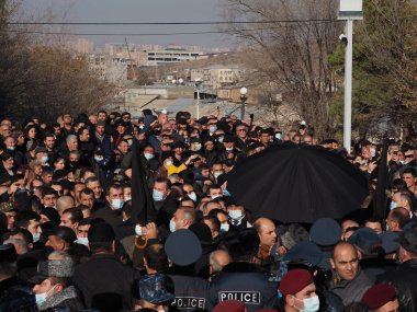 Ermenistan başbakanı Nikol Paşinyan önderliğindeki Yas Yürüyüşü, 19 Aralık 2020 'de vatanları Artsakh Cumhuriyeti' ni Azero-Türkçe terörizmden korumaya çalışırken ölenleri anmak için düzenlendi.