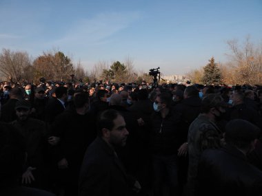 Ermenistan başbakanı Nikol Paşinyan önderliğindeki Yas Yürüyüşü, 19 Aralık 2020 'de vatanları Artsakh Cumhuriyeti' ni Azero-Türkçe terörizmden korumaya çalışırken ölenleri anmak için düzenlendi.