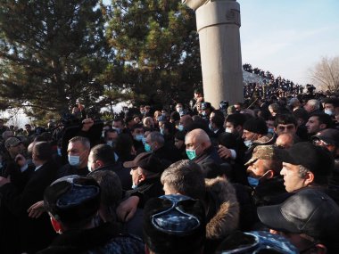 Ermenistan başbakanı Nikol Paşinyan önderliğindeki Yas Yürüyüşü, 19 Aralık 2020 'de vatanları Artsakh Cumhuriyeti' ni Azero-Türkçe terörizmden korumaya çalışırken ölenleri anmak için düzenlendi.