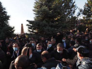 Ermenistan başbakanı Nikol Paşinyan önderliğindeki Yas Yürüyüşü, 19 Aralık 2020 'de vatanları Artsakh Cumhuriyeti' ni Azero-Türkçe terörizmden korumaya çalışırken ölenleri anmak için düzenlendi.