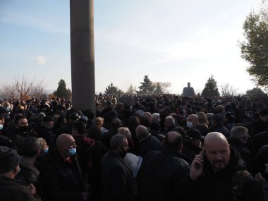Ermenistan başbakanı Nikol Paşinyan önderliğindeki Yas Yürüyüşü, 19 Aralık 2020 'de vatanları Artsakh Cumhuriyeti' ni Azero-Türkçe terörizmden korumaya çalışırken ölenleri anmak için düzenlendi.