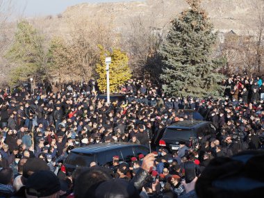 Ermenistan başbakanı Nikol Paşinyan önderliğindeki Yas Yürüyüşü, 19 Aralık 2020 'de vatanları Artsakh Cumhuriyeti' ni Azero-Türkçe terörizmden korumaya çalışırken ölenleri anmak için düzenlendi.
