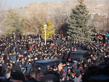 Ermenistan başbakanı Nikol Paşinyan önderliğindeki Yas Yürüyüşü, 19 Aralık 2020 'de vatanları Artsakh Cumhuriyeti' ni Azero-Türkçe terörizmden korumaya çalışırken ölenleri anmak için düzenlendi.