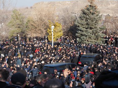 Ermenistan başbakanı Nikol Paşinyan önderliğindeki Yas Yürüyüşü, 19 Aralık 2020 'de vatanları Artsakh Cumhuriyeti' ni Azero-Türkçe terörizmden korumaya çalışırken ölenleri anmak için düzenlendi.