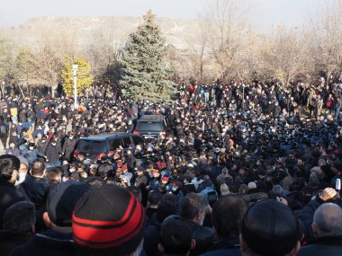 Ermenistan başbakanı Nikol Paşinyan önderliğindeki Yas Yürüyüşü, 19 Aralık 2020 'de vatanları Artsakh Cumhuriyeti' ni Azero-Türkçe terörizmden korumaya çalışırken ölenleri anmak için düzenlendi.