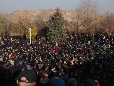 Ermenistan başbakanı Nikol Paşinyan önderliğindeki Yas Yürüyüşü, 19 Aralık 2020 'de vatanları Artsakh Cumhuriyeti' ni Azero-Türkçe terörizmden korumaya çalışırken ölenleri anmak için düzenlendi.