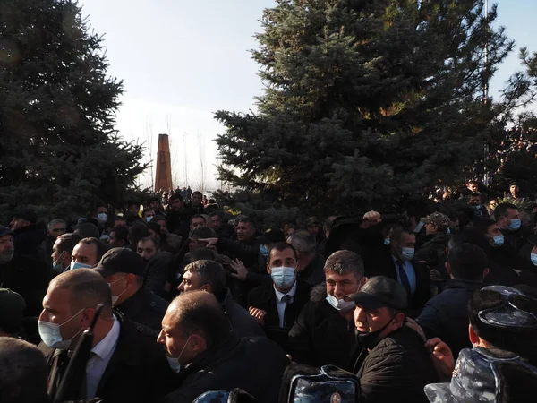 Ermenistan başbakanı Nikol Paşinyan önderliğindeki Yas Yürüyüşü, 19 Aralık 2020 'de vatanları Artsakh Cumhuriyeti' ni Azero-Türkçe terörizmden korumaya çalışırken ölenleri anmak için düzenlendi.