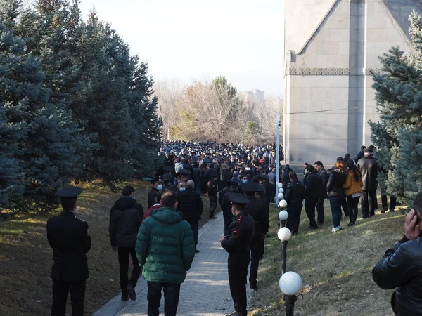 Ermenistan başbakanı Nikol Paşinyan önderliğindeki Yas Yürüyüşü, 19 Aralık 2020 'de vatanları Artsakh Cumhuriyeti' ni Azero-Türkçe terörizmden korumaya çalışırken ölenleri anmak için düzenlendi.