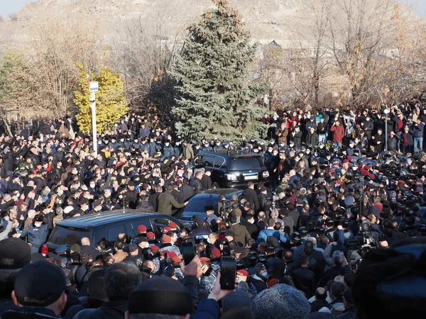 Ermenistan başbakanı Nikol Paşinyan önderliğindeki Yas Yürüyüşü, 19 Aralık 2020 'de vatanları Artsakh Cumhuriyeti' ni Azero-Türkçe terörizmden korumaya çalışırken ölenleri anmak için düzenlendi.