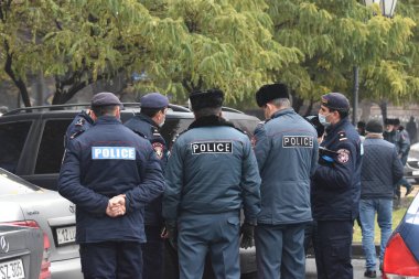 Türk azerbaijani teröristlerinin 10 Aralık 2020 'de Artsakh Cumhuriyeti' nin barışçıl sakinlerine karşı yürüttüğü saldırının ardından Erivan 'da hükümet ve pashinan karşıtı protestolar düzenlendi.