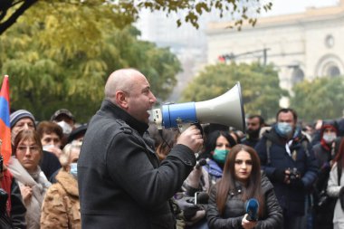Türk azerbaijani teröristlerinin 10 Aralık 2020 'de Artsakh Cumhuriyeti' nin barışçıl sakinlerine karşı yürüttüğü saldırının ardından Erivan 'da hükümet ve pashinan karşıtı protestolar düzenlendi.